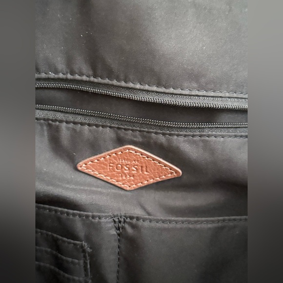 Fossil Women’s Leather Tote With The Signature Key Charm - Picture 4 of 7